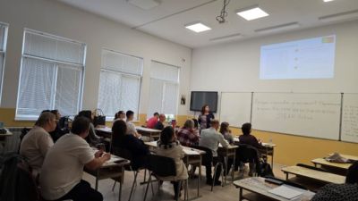 В ППМГ „Никола Обрешков“ - Казанлък се проведе предварителна езикова и културна подготовка за участниците в мобилности по програма „Еразъм+“  / Новини от Казанлък