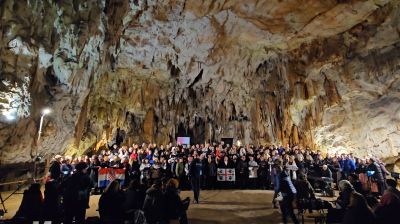 Хор „Севтополис“ в пещерата Постойна яма / Новини от Казанлък