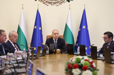 Премиерът Румен Радев приветства заявеното намерение на КЕВР да не увеличава цените на тока за битовите потребители и парното през новия отоплителен сезон / Новини от Казанлък
