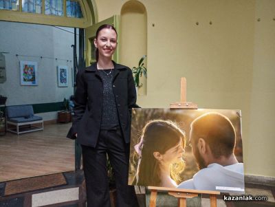 Мирослава Костадинова представи дебютната си фотографска изложба „По следите на светлината“ в Казанлък / Новини от Казанлък