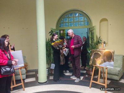 Мирослава Костадинова представи дебютната си фотографска изложба „По следите на светлината“ в Казанлък