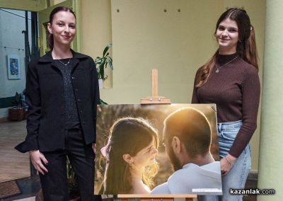 Мирослава Костадинова представи дебютната си фотографска изложба „По следите на светлината“ в Казанлък