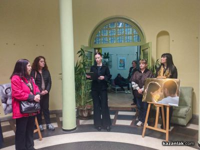 Мирослава Костадинова представи дебютната си фотографска изложба „По следите на светлината“ в Казанлък