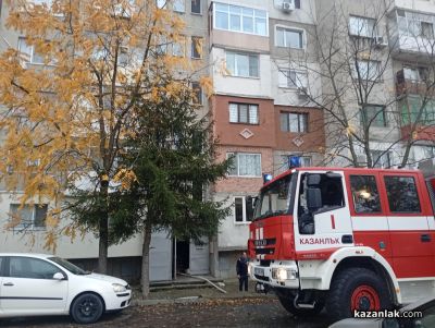 Пожар избухна в жилищен блок в Казанлък