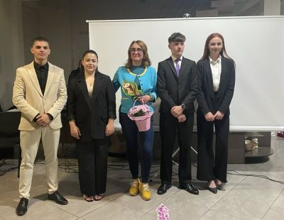 „Светлина от светлината“ – младите таланти на Казанлък с вдъхновяващ поклон към народните будители / Новини от Казанлък