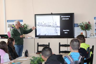 Среща с магията на фотографията: Йонко Русев гостува в ПГТТМ