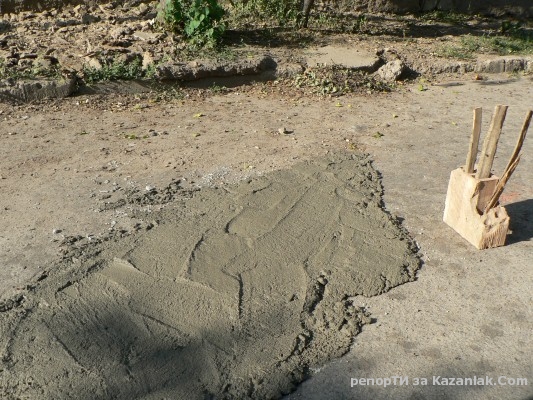 Циментираха дупките по Хината