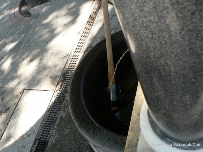 Дядка си кисне брадвата на лъва