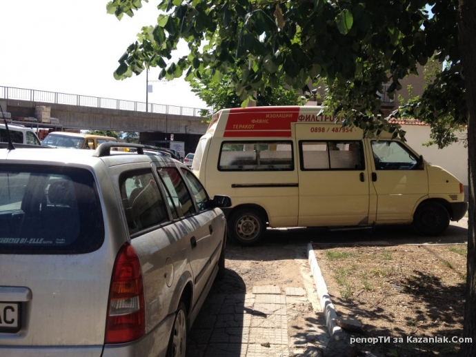 Паркирали като идиоти