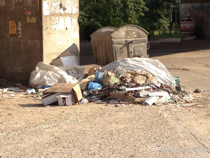 Кой си затваря очите