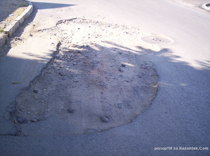 Акцията по асфалтиране в Казанлък пропуска важни дупки