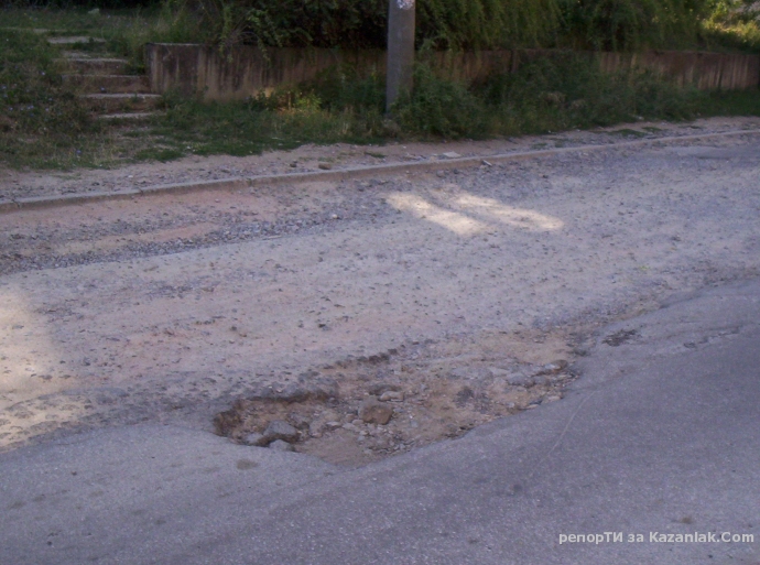 Акцията по асфалтиране в Казанлък пропуска важни дупки
