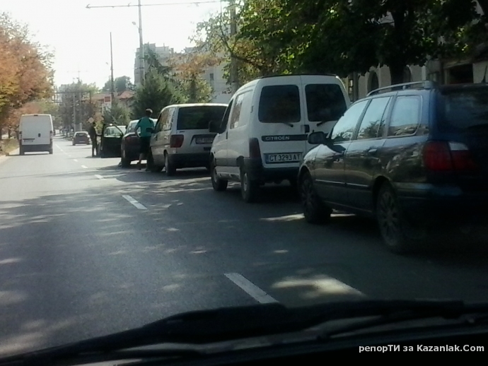 тук явно няма синя зона ,но и няма кой да глоби нарушителите