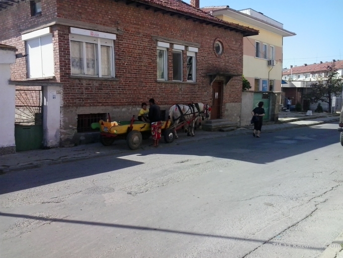 по добре на тротоара ,а как ще минават децата за училище не е ясно