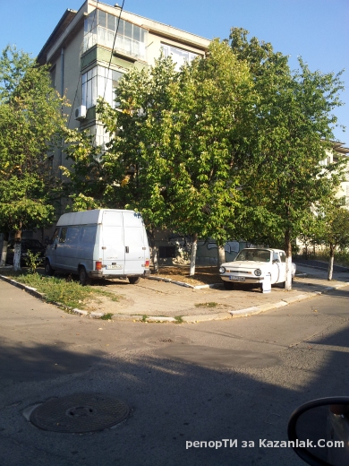 ул.Стефан Караджа  преминаване по тротоар - невъзможно