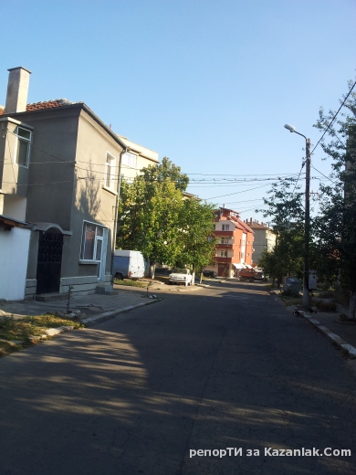 ул.Стефан Караджа  преминаване по тротоар - невъзможно