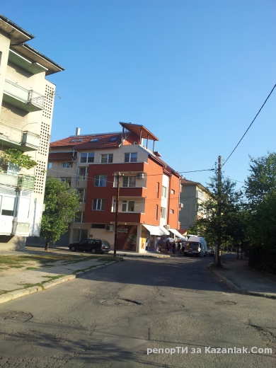 ул.Стефан Караджа  преминаване по тротоар - невъзможно