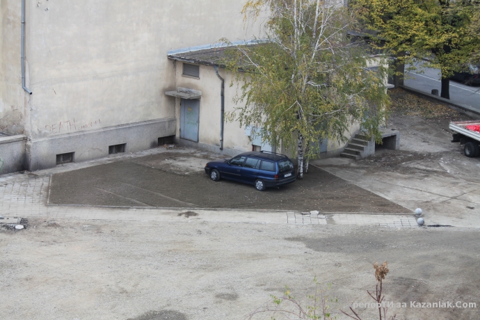 Новият паркинг зад читалището