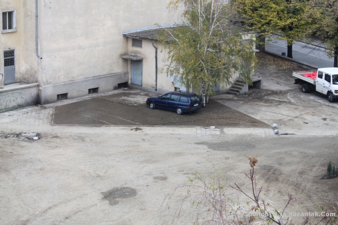 Новият паркинг зад читалището