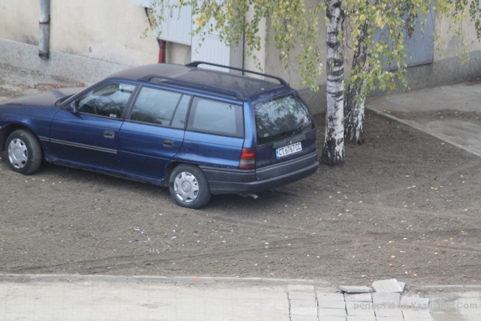 Новият паркинг зад читалището