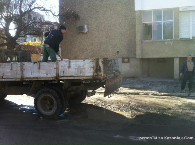 Пълнят дупки с бетон!?!