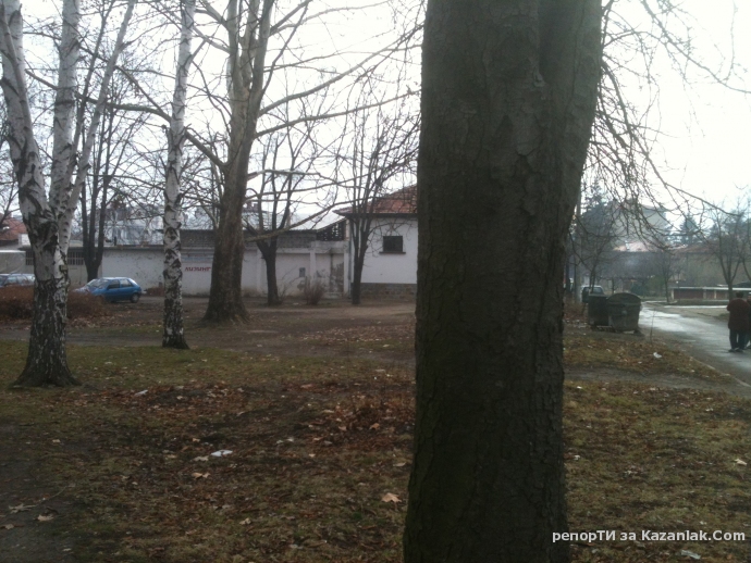 занемарения парк до ресторант Опела просто крайно грозна гледка