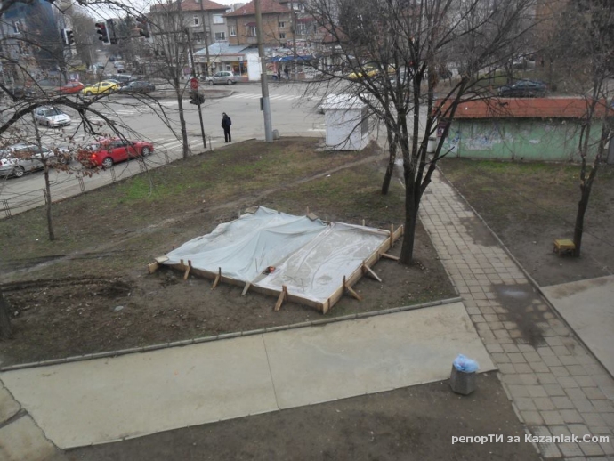 Основи на тоалетна насред центъра на общински пазар Абая