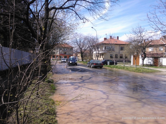 ВиК авария на Ул. Капрони, 50 метра от кръговото.