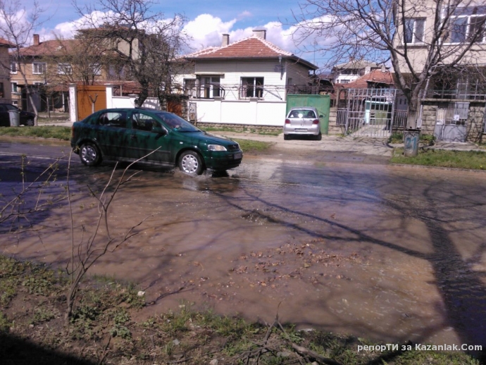 ВиК авария на Ул. Капрони, 50 метра от кръговото.