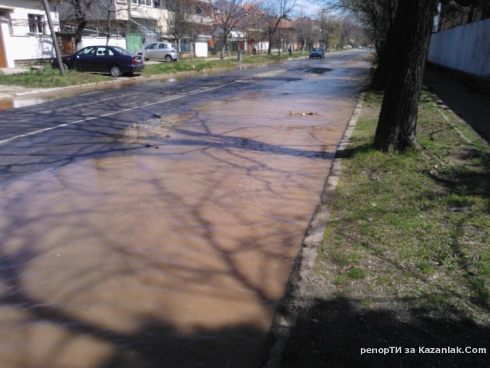 ВиК авария на Ул. Капрони, 50 метра от кръговото.