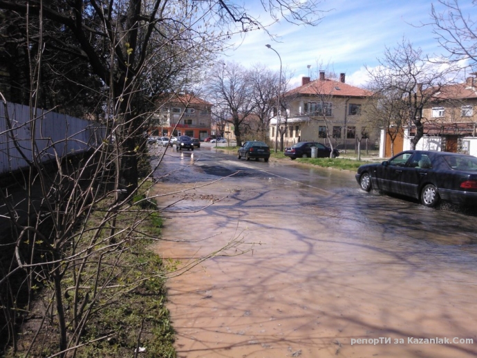 ВиК авария на Ул. Капрони, 50 метра от кръговото.