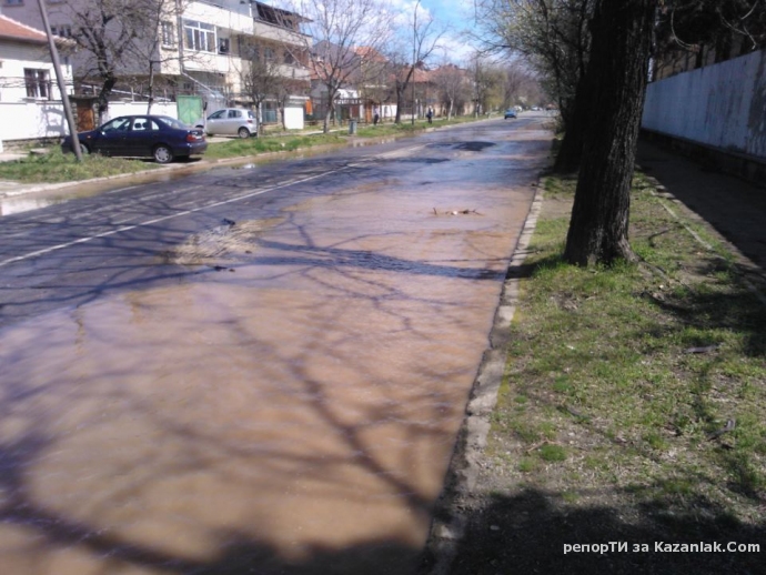 ВиК авария на Ул. Капрони, 50 метра от кръговото.