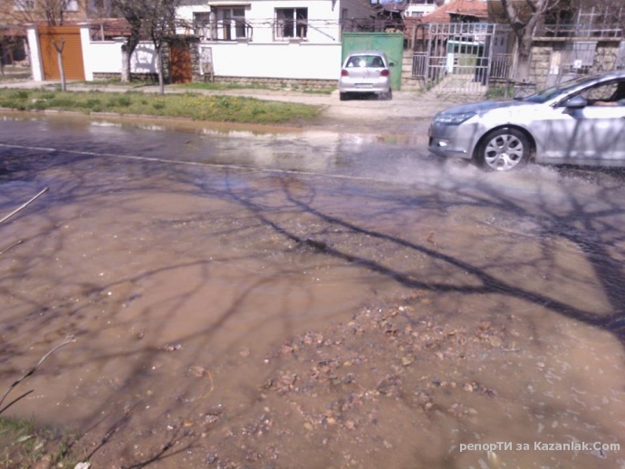 ВиК авария на Ул. Капрони, 50 метра от кръговото.