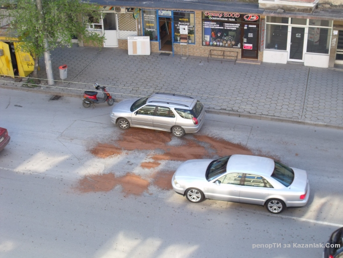 Запушване на дупки по главен казанлъшки булевард с пръст