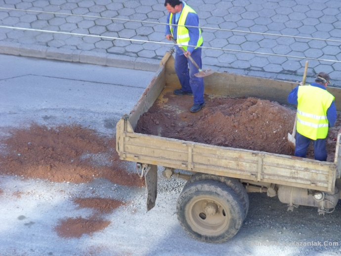Запушване на дупки по главен казанлъшки булевард с пръст