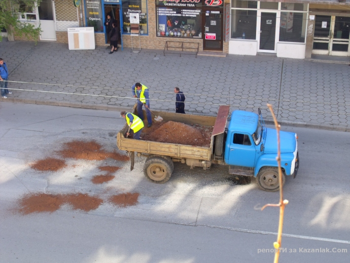 Запушване на дупки по главен казанлъшки булевард с пръст