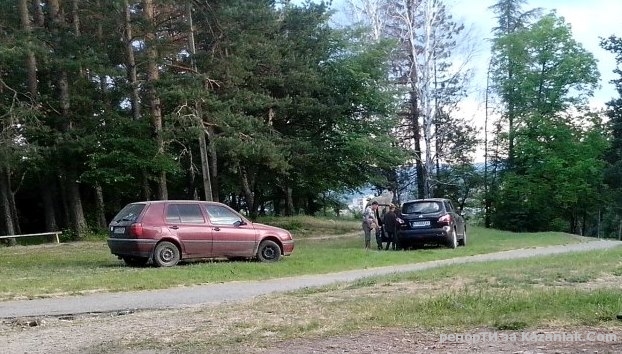 Паркиране върху тревата в парк Тюлбето