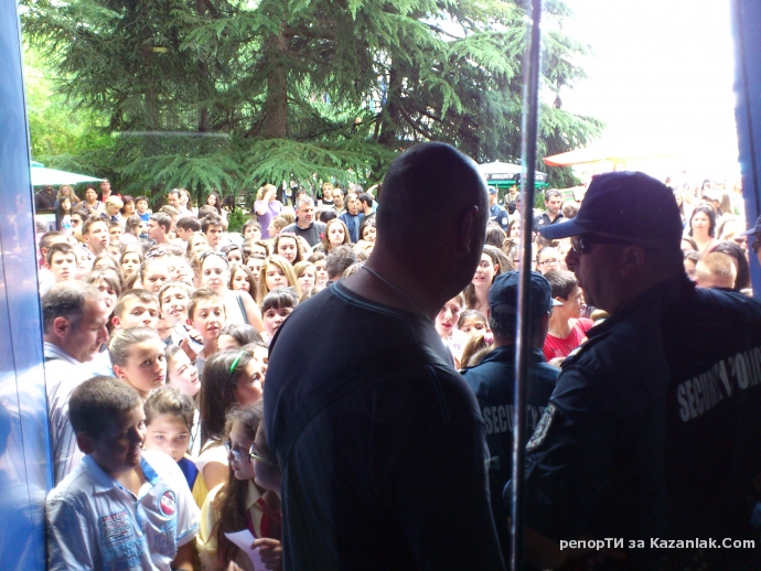 Фенове обсадиха Рафи