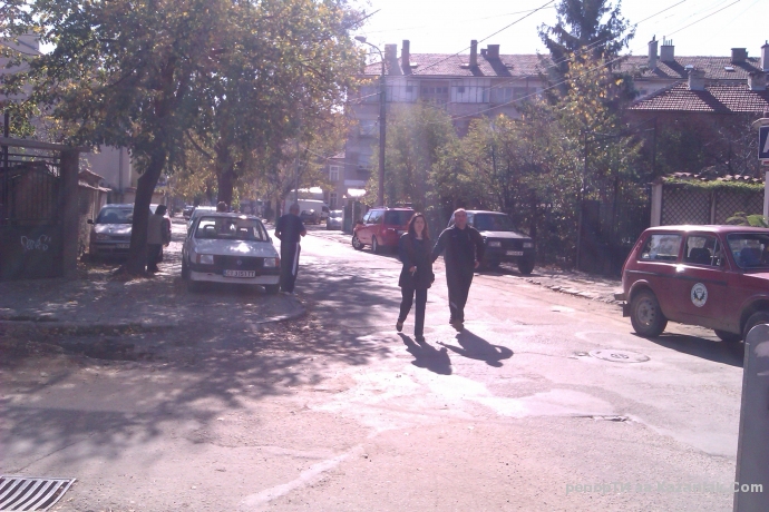 Нека си паркирам колата, а пешеходците да му мислят