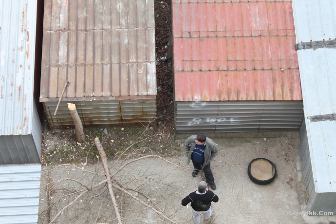 Ламаринените гаражи пред природата!