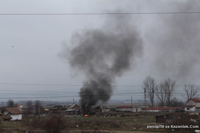 За пореден път! Мургавите ни събратя палят гуми в източния край на Казанлък