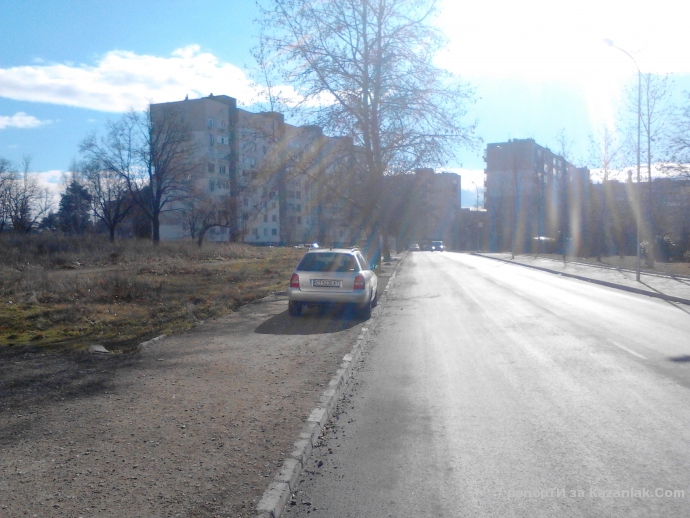 Няма място къде да паркирам и се цопнах на тротоара