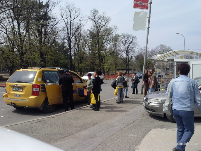 Тaкситa подбивaт грaдския трaнспорт