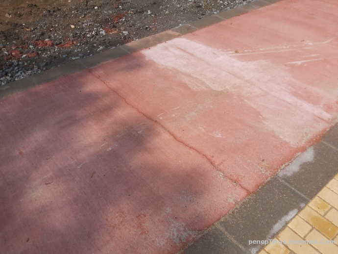 Честито-вече първи пукнатини върху новата алея