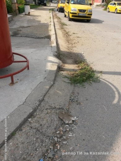  По ”Европейски”....изглеждащ дом пред не така изглеждаща общинска улица