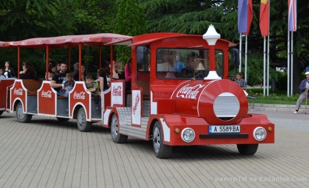 Влакчето в Казанлък кърти здраво