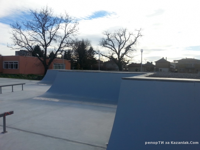 Само кал и локви до новата площадка зад ”Младежки дом”  