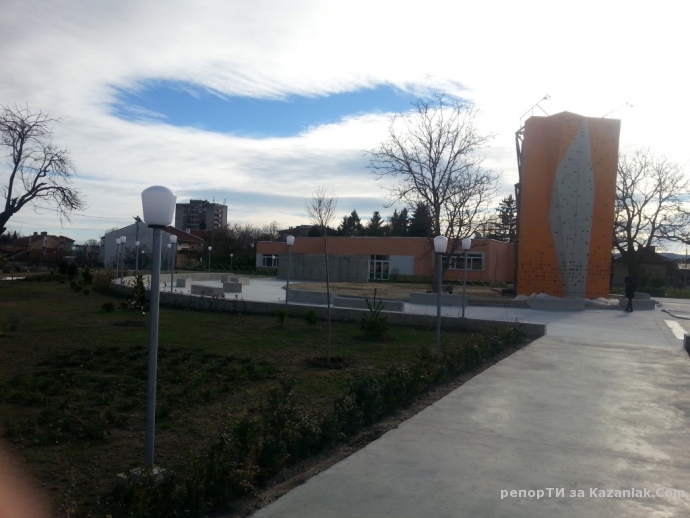 Само кал и локви до новата площадка зад ”Младежки дом”  