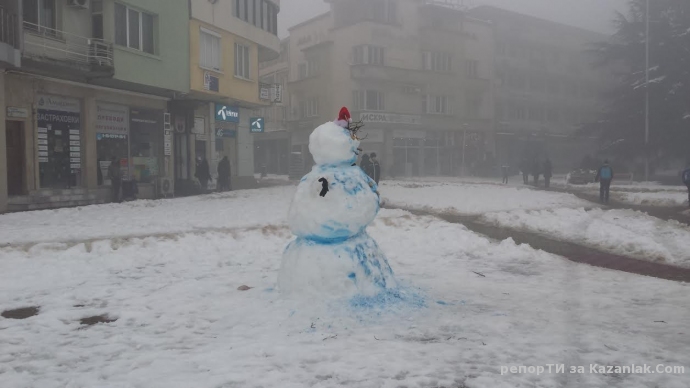 Снежен човек на площада