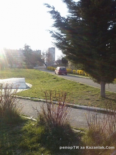 По алеите в парка